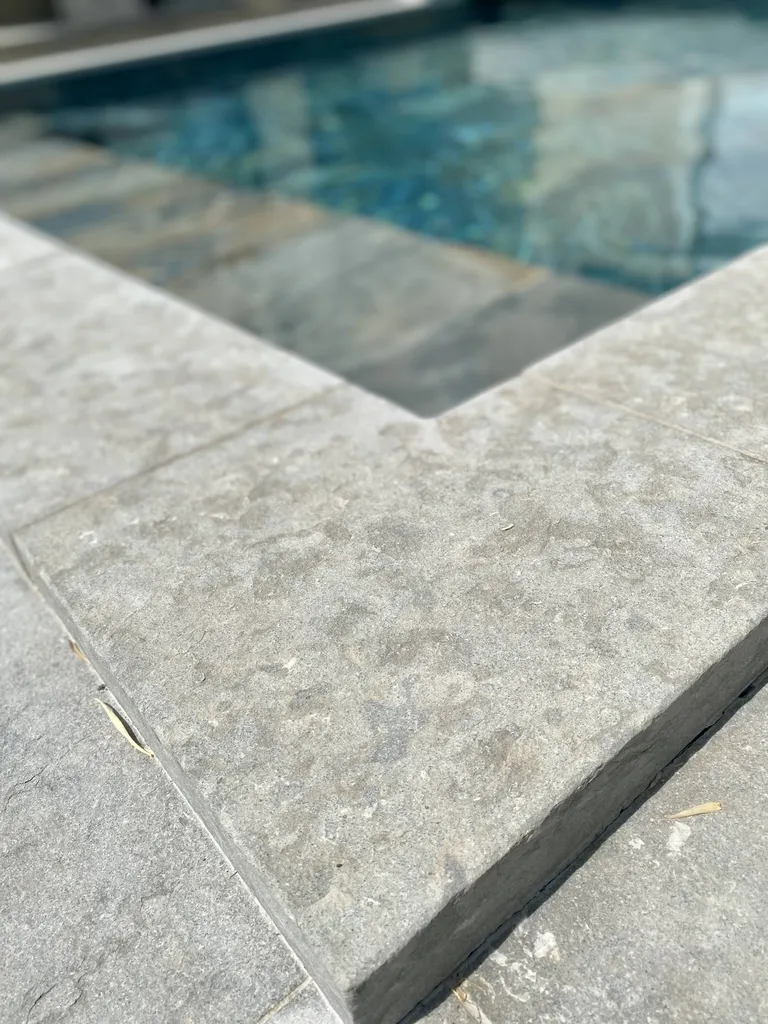 MARGELLES ET DALLAGES CASTELLA GRISE FINITION FLAMMEE