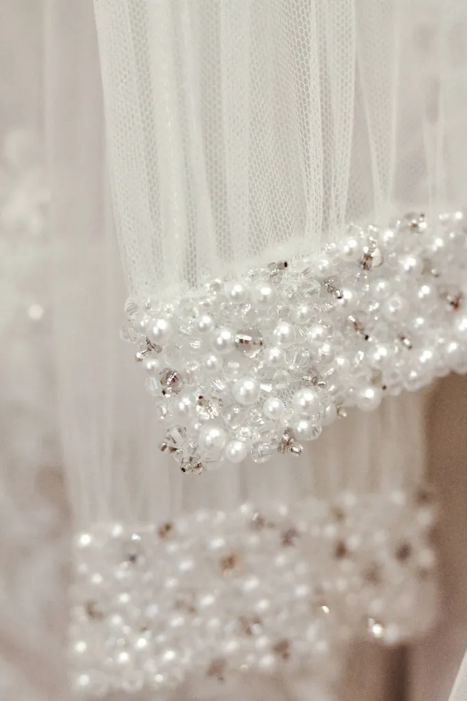 Essayage d’une future mariée chez Solution Cérémonie 