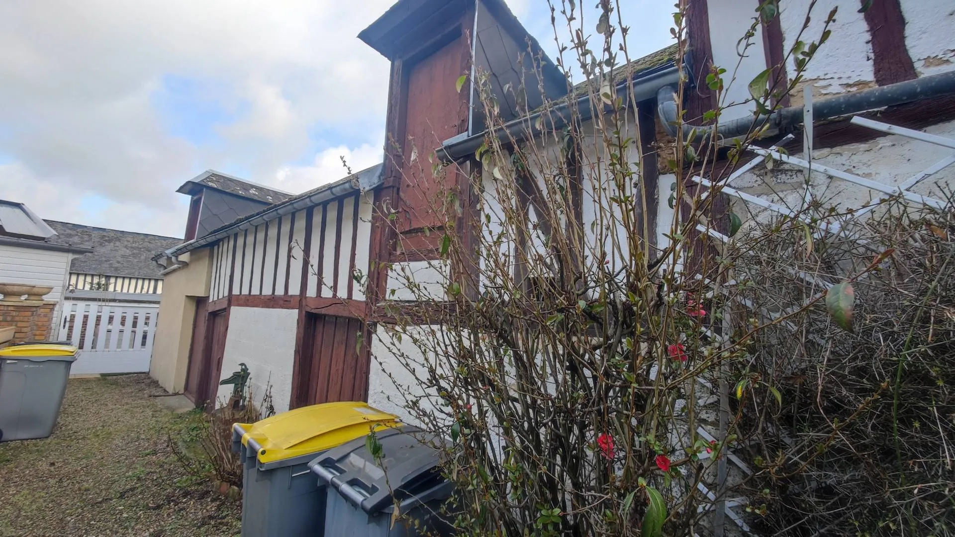 Vends : Jardin Paisible - Profitez d'un jardin paisible et verdoyant, parfait pour des moments de détente en plein air et des repas en famille.