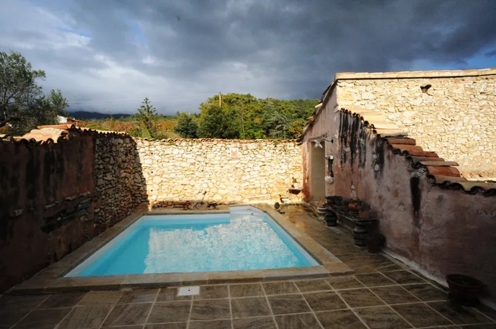 Proche Mont Ventoux , maison de Maître avec piscine au coeur d'un hameau.