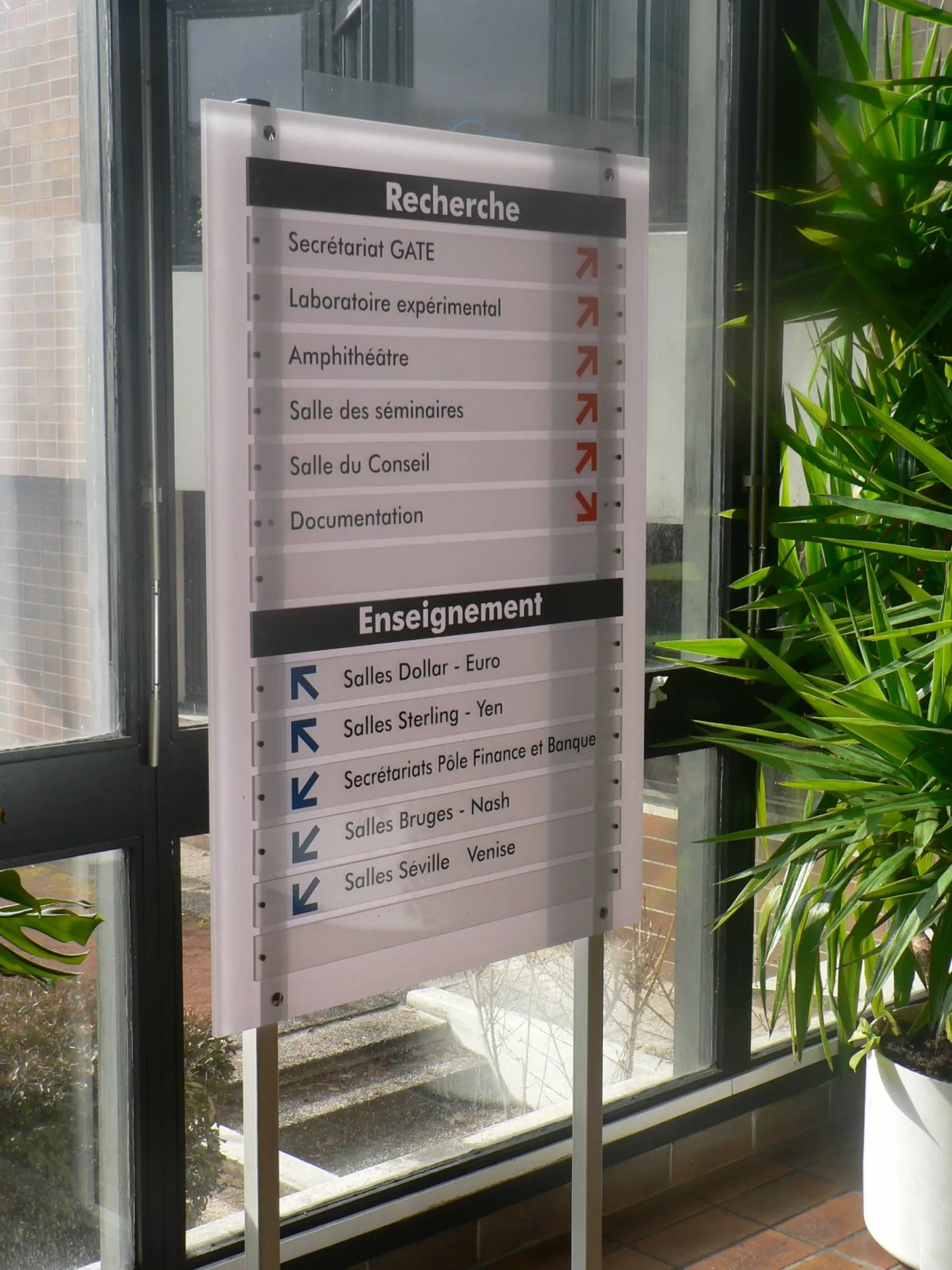 Totem signaletique accueil de bâtiment à Lyon