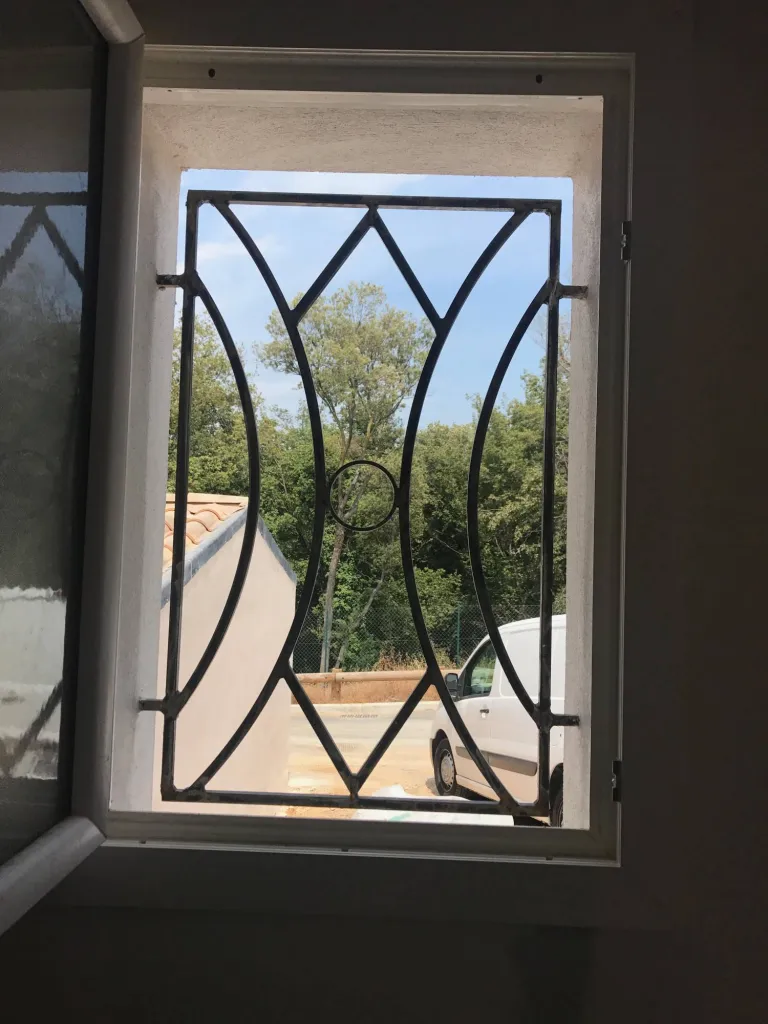 FABRICATION ET POSE GRILLE DE PROTECTION ORIGINALE POUR FENETRE A MARTIGUES