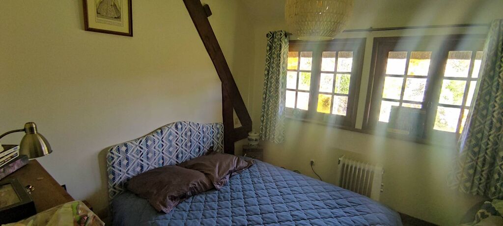 À vendre, proche de DEAUVILLE (14800) et de PONT-L'ÉVEQUE (14130), authentique chaumière normande avec son moulin à eau nichée dans un parc de plus de 9 000 m².