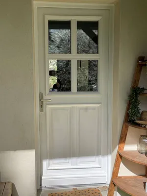 Installation d'une porte d'entrée sur-mesure à Ecully 69130 par menuiseries harmonie