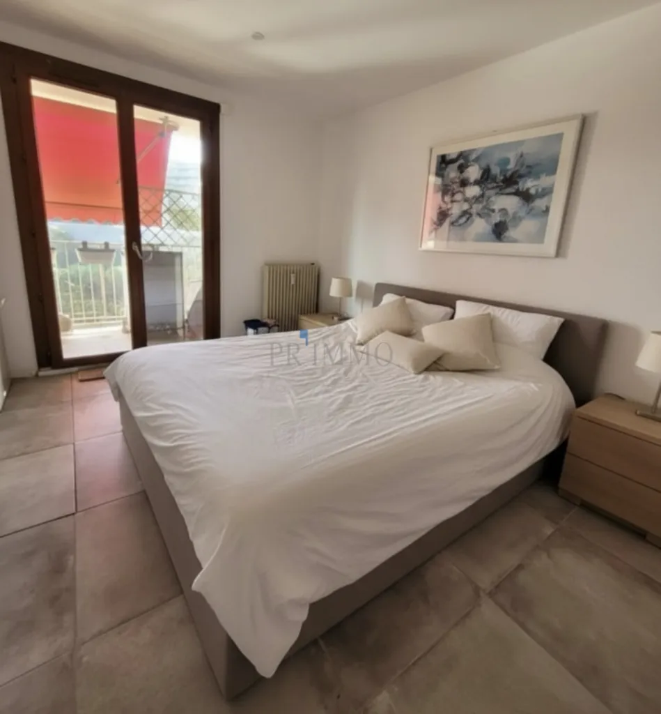 Cavalaire : L'Équilibre Parfait entre Vie Urbaine et Détente Vous rêvez d’un pied-à-terre où tout est accessible à pied, sans sacrifier votre confort ?