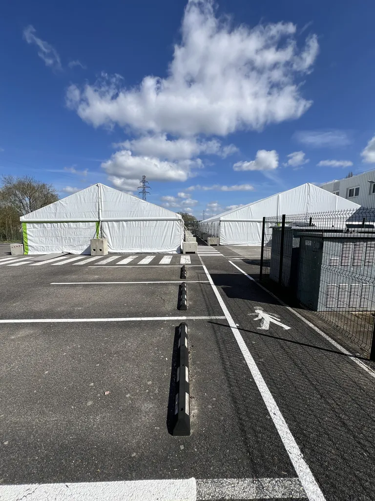 L'envers du décor logistique : comment monter 750 m² de chapiteau avec plancher sur un site industriel à haute sécurité