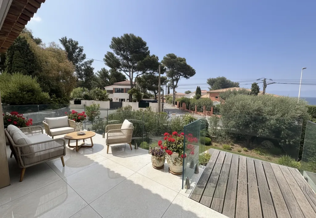 Écrin de Lumière & Vue Mer : L’Art de Vivre Contemporain Laissez-vous séduire par cette villa neuve d’exception, une signature architecturale où chaque ligne a été pensée pour sublimer l'horizon.