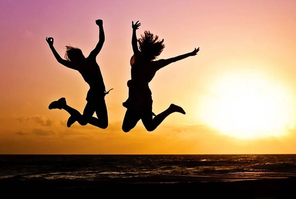 Apéro dinatoire sur un bateau à moteur en soirée à Bandol