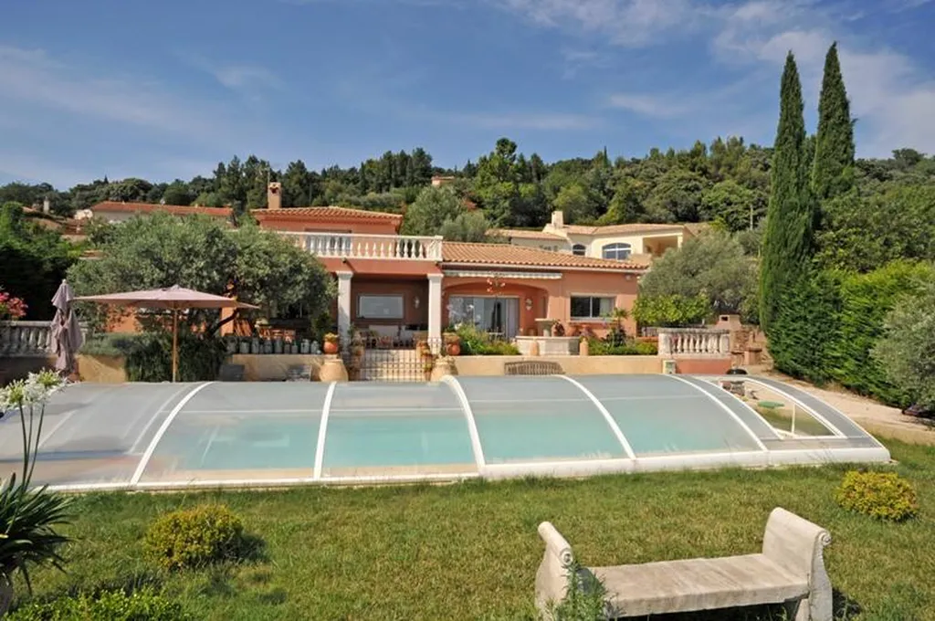 Proche Avignon, maison avec piscine aux vues exceptionnelles