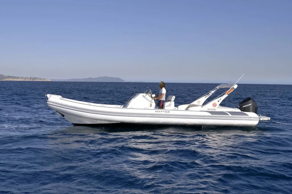 Le Z notre bateau haut de gamme pour visiter le Parc National des Calanques