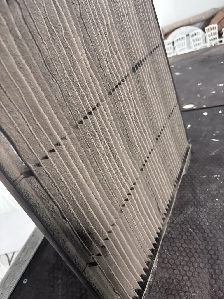 Entretien d’une climatisation Airwell à Gonesse : cassettes plafonnières d’une salle de mariage

