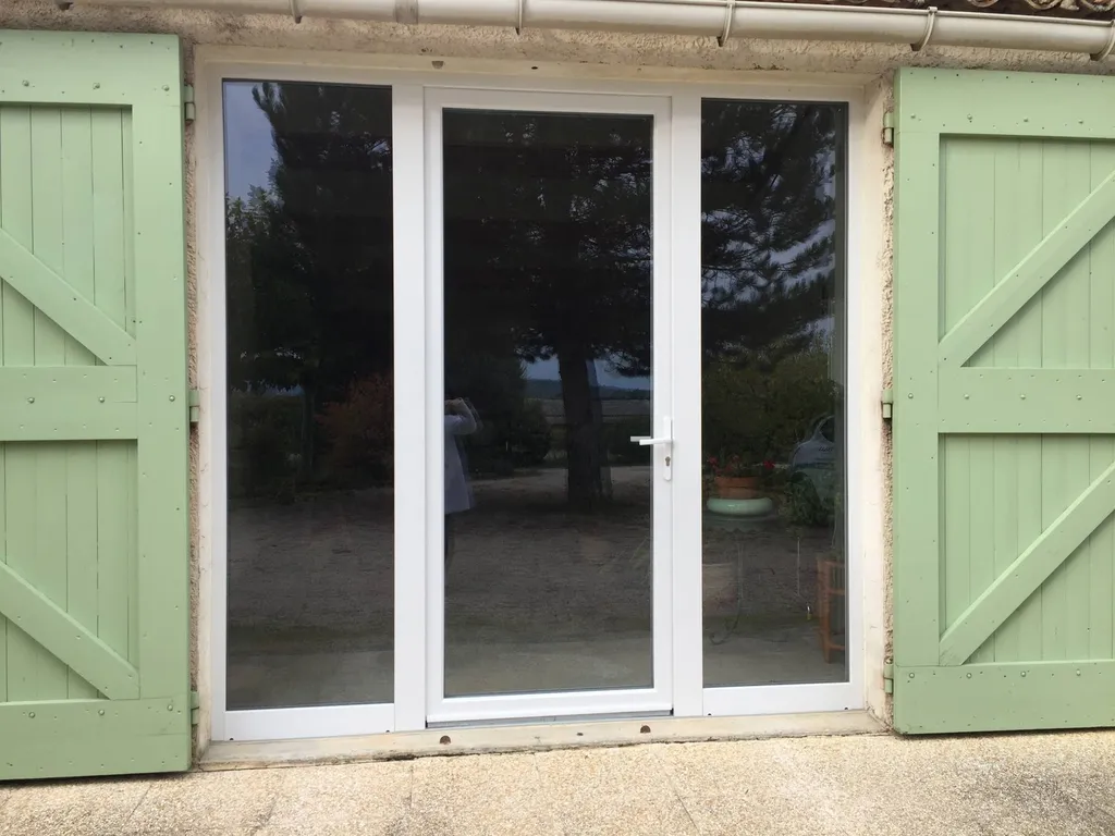 Fermeture de garage en PVC Grosfillex à Joucas