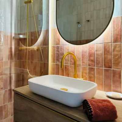 Couleurs chaleureuses et matières naturelles dans appartement rénové, par l’Atelier D. architecte d’intérieur à Bordeaux.