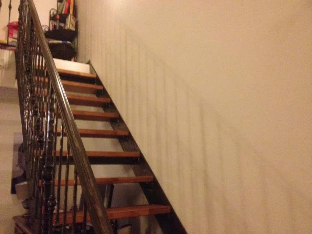 FABRICATION ET POSE ESCALIER EN FER FORGE ET MARCHES EN BOIS MARTIGUES PACA