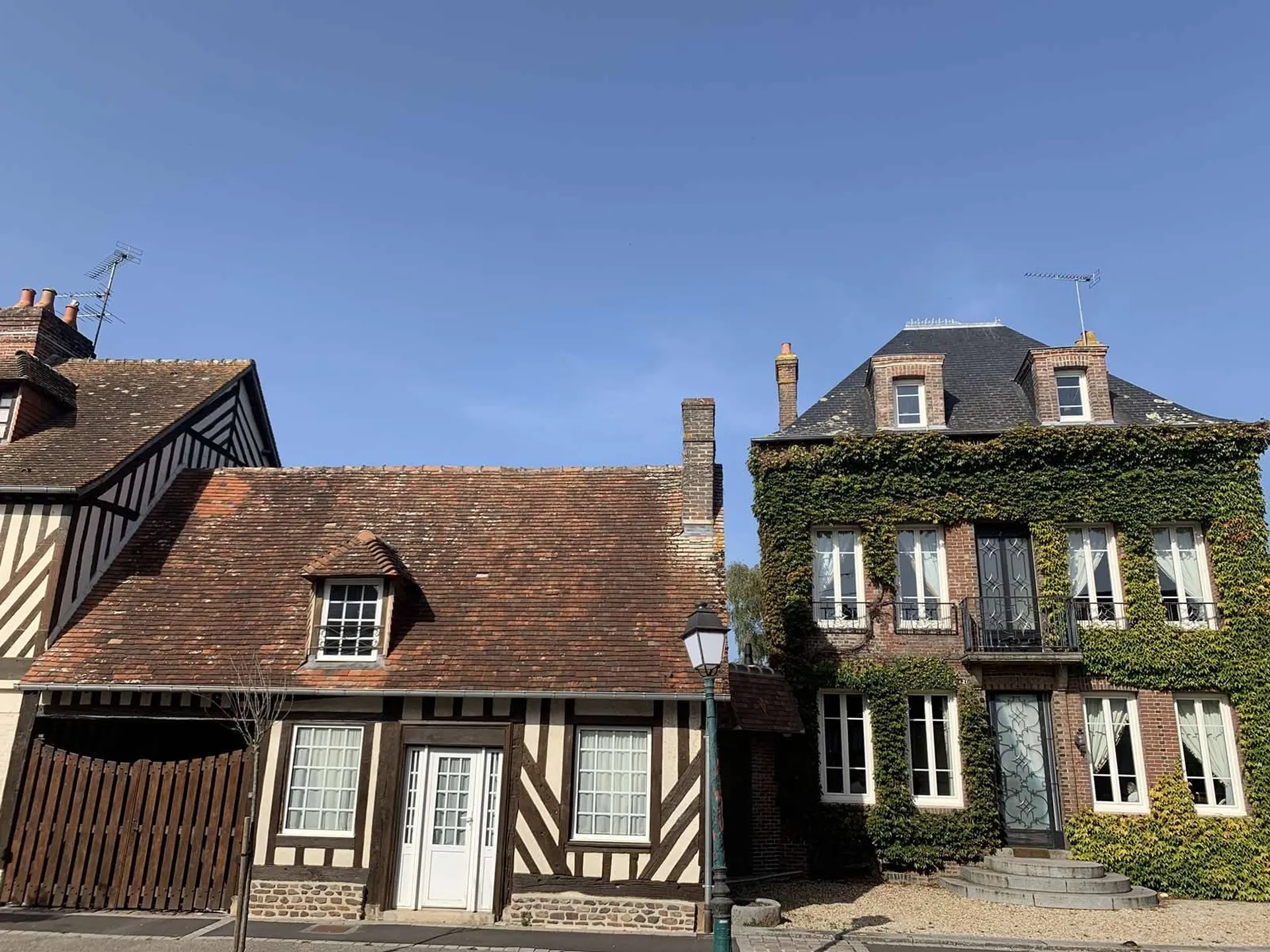 SUD PAYS D'AUGE (CALVADOS) MAISON DANS VILLAGE AVEC TOUS COMMERCES