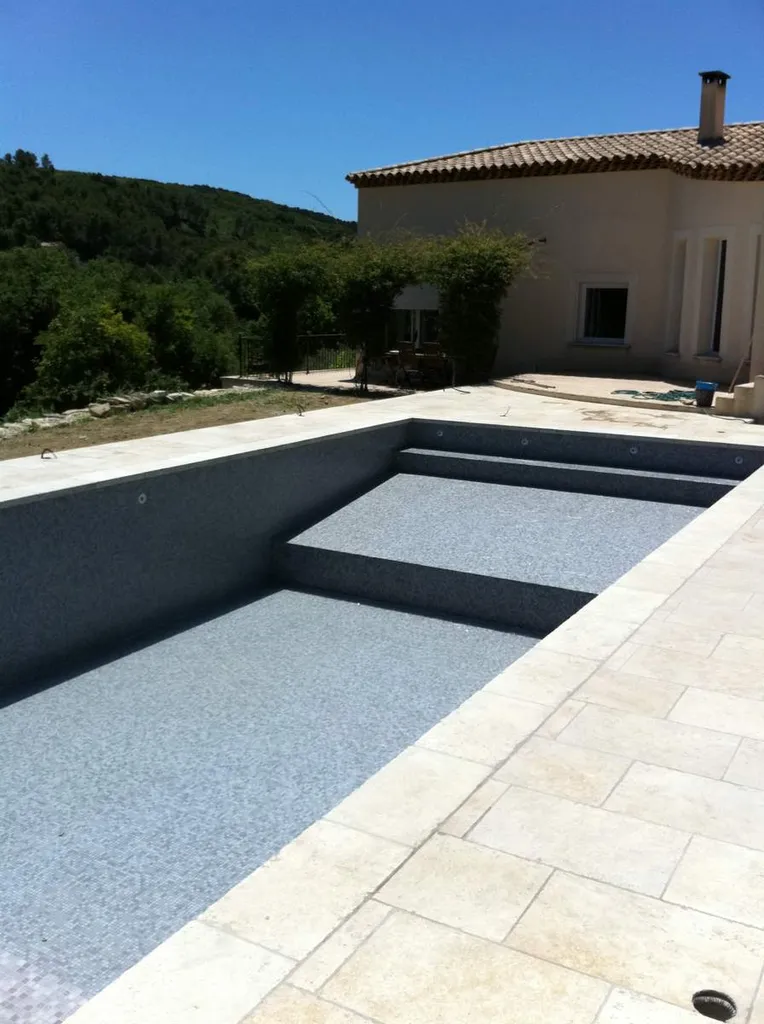 Réalisation d'une mosaïque d'une piscine à Salon de Provence