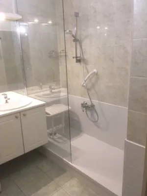 Remplacement baignoire par douche sénior sécurisée à Alès, Gard (30)