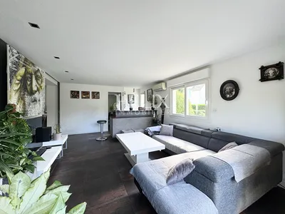 Orgeval, une jolie maison familiale 163,41M² habitable édifiée sur un terrain de 1057 M² à proximité du centre ville, des commerces, un cadre de vie alliant calme et tranquillité.