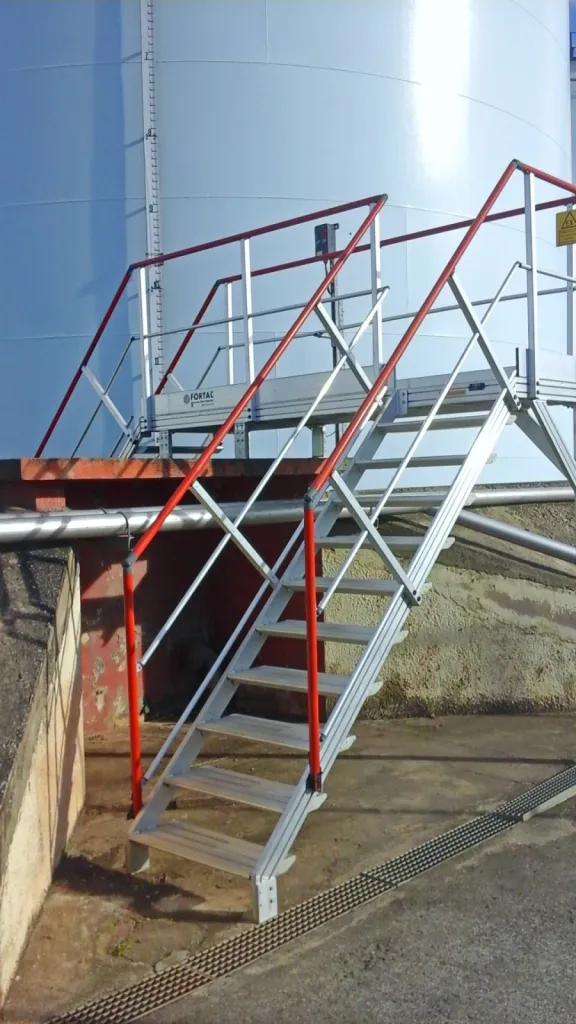 Escalier sur palier de plateforme frotal par Niveau4