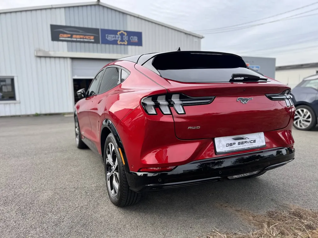 Atténuer les micro-rayures en redonnant de la brillance à sa Ford Mustang Mach-E - Le Mans 72