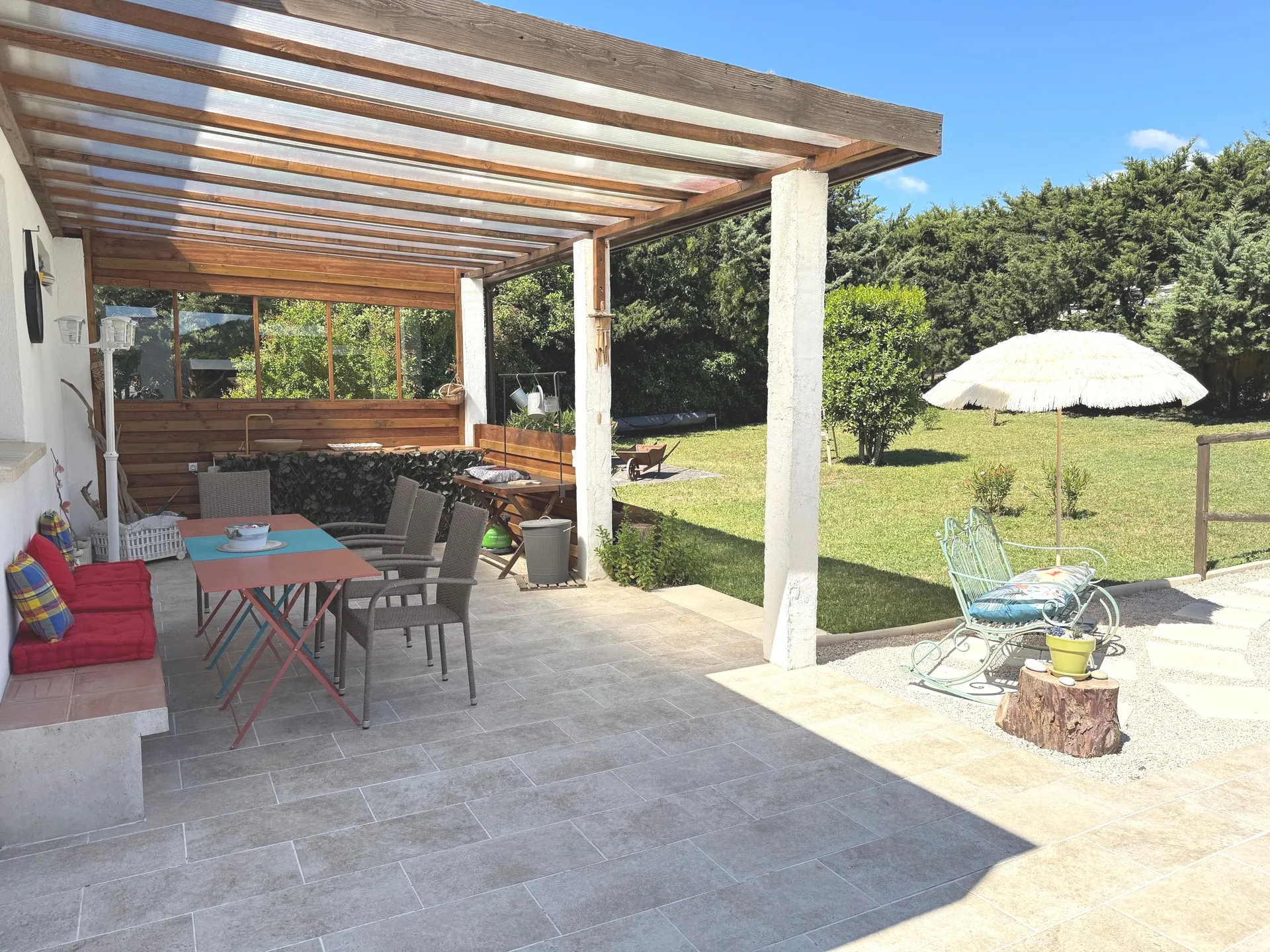 Vente - Carnoux en Provence Villa de Type 4 en excellent état, édifiée sur une terrain plat paysager de 1235m² et située proche du centre ville.