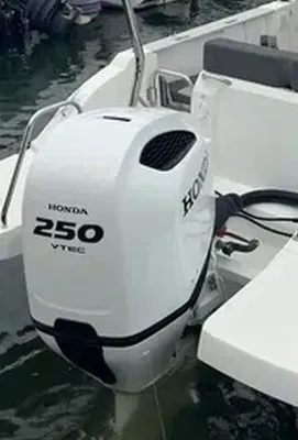 Moteur hors-bord Honda 250 CV d'occasion disponible à la vente à La Londe les Maures près de Toulon