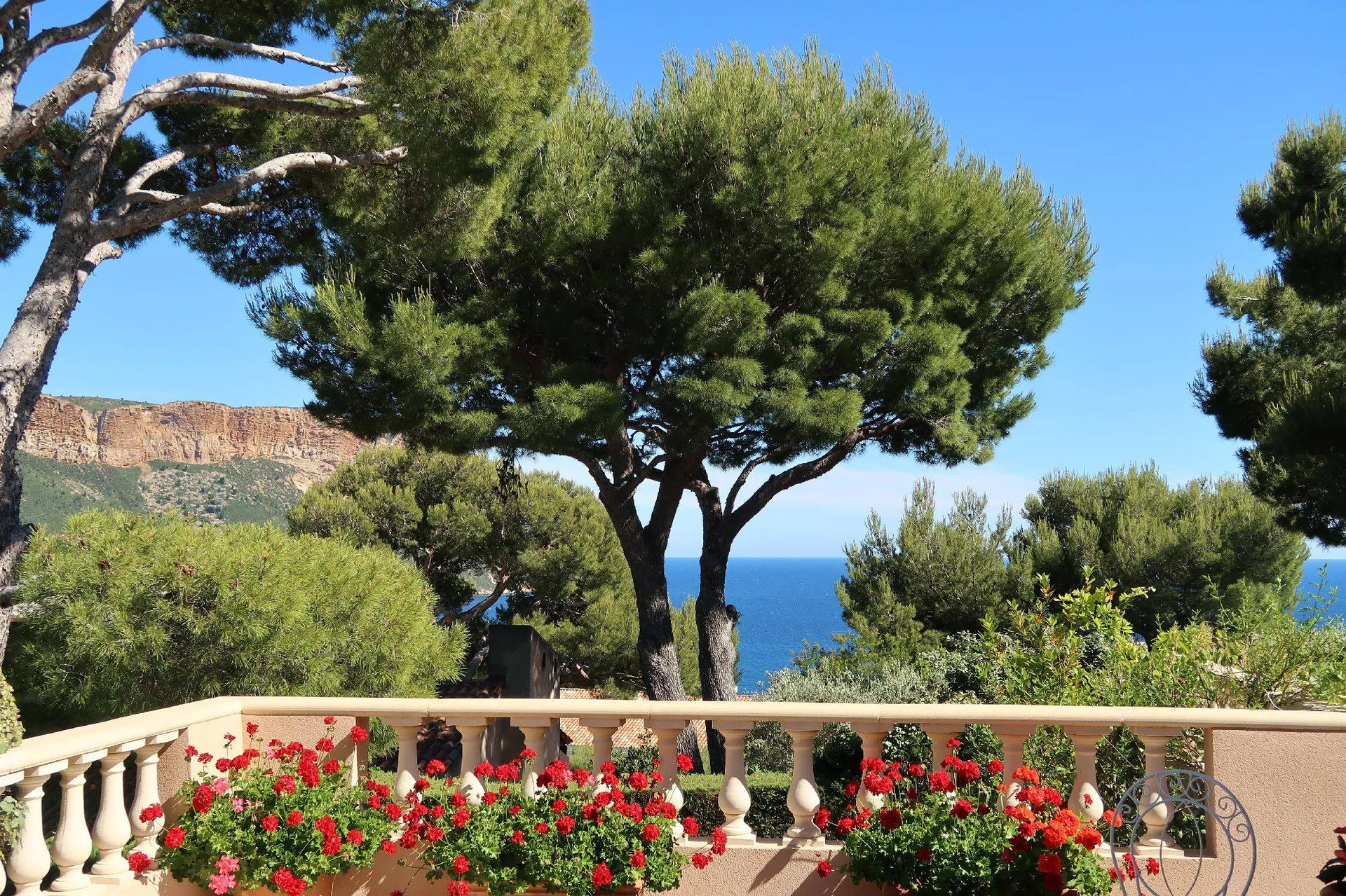 Cassis Villa vue mer avec piscine, studio indépendant et garage dans parc sécurisé avec tennis