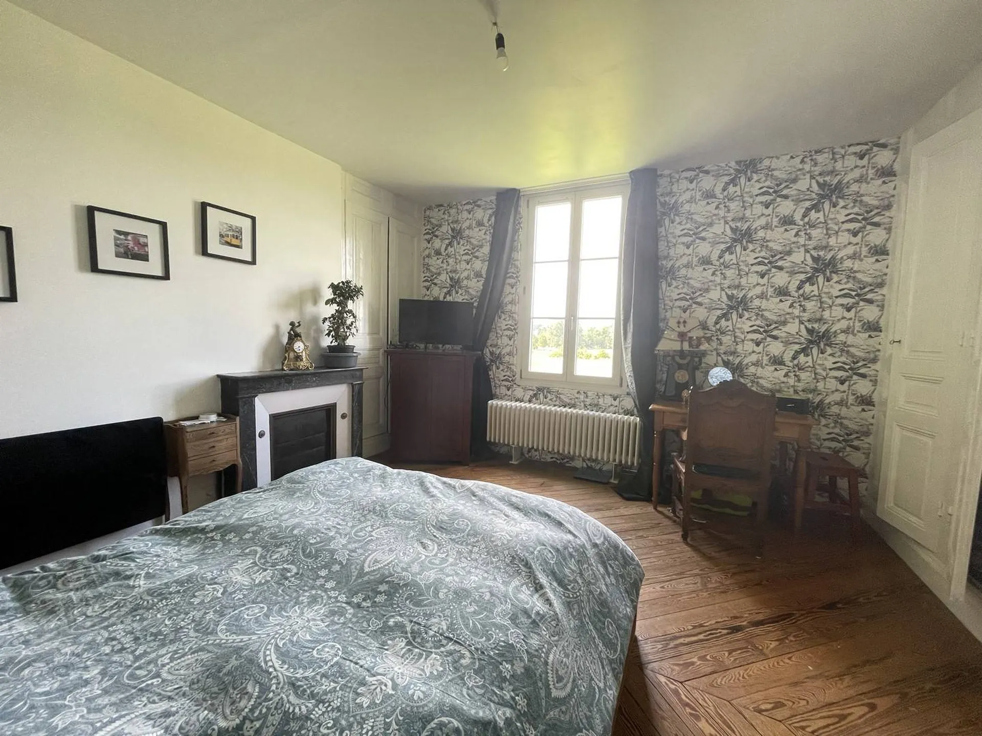 **Maison de Maître avec accès facile aux transports en commun à vendre** : À seulement 20 minutes de la gare ferroviaire la plus proche et à moins de 10 minutes de l'A28, offrant un accès pratique aux transports en commun et aux axes autoroutiers.