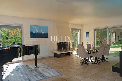 A vendre une jolie maison de 152,61 M², élégante et bien proportionnée, de 1985 édifiée sur un terrain de 1078 M² située dans un quartier calme à Villennes-sur-Seine.