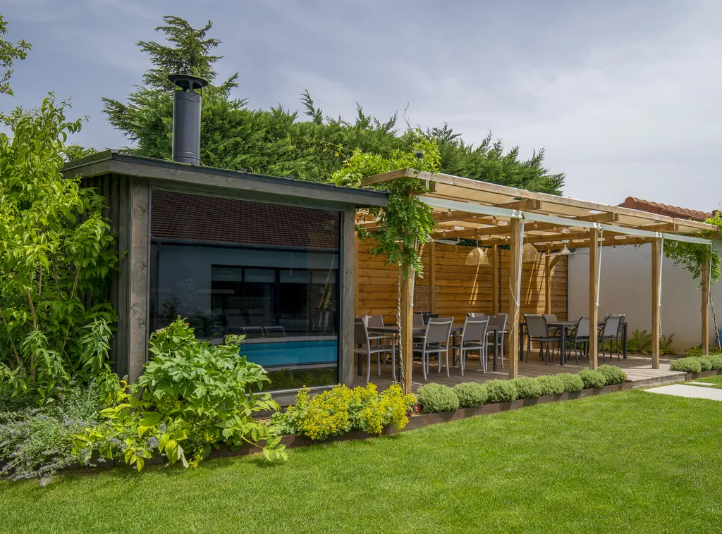 Rénovation de piscine, installation de pergola et sauna extérieur avec potager paysager à Toussieu (69780)