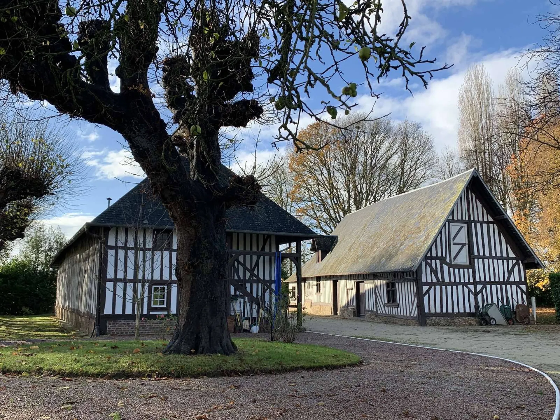 A proximité de LISIEUX 14100, de son centre-ville et de sa gare SNCF (2,5 Km), l'Agence TERRES ET DEMEURES DE NORMANDIE à LISIEUX 14100 - 41 Avenue Victor HUGO, vous propose d'acquérir cette propriété comprenant une MAISON DE MAITRE du XIXème, un par
