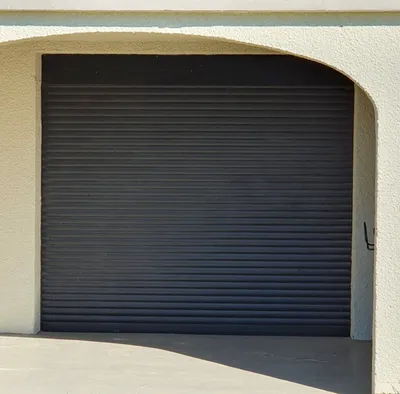 Porte de garage enroulable compacte sur-mesure motorisée LAKAL coloris gris anthracite avec manœuvre de secours à Cailloux-sur-Fontaine dans le Rhône (69)