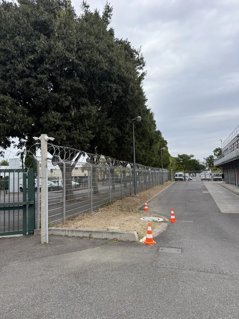 Pose de 240 mètres linéaires de concertina anti-intrusion pour sécuriser un site professionnel à Toulouse, proche de Portet-sur-Garonne