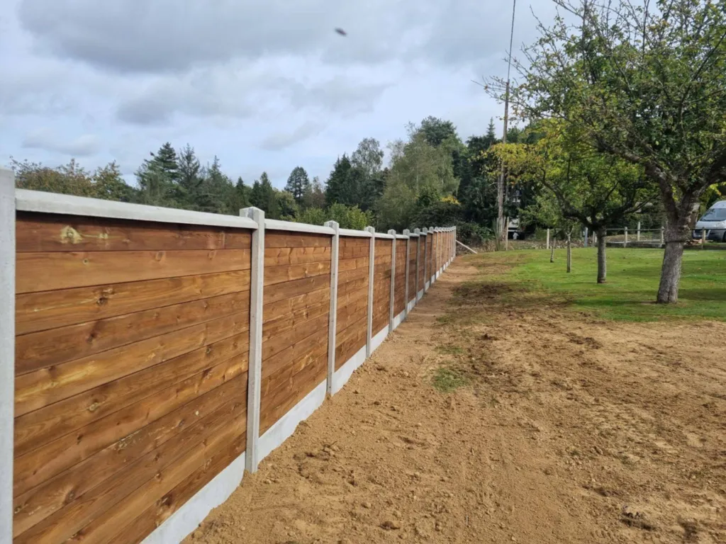 Création d'une clôture séparative en béton et bois à Beuzeville 27