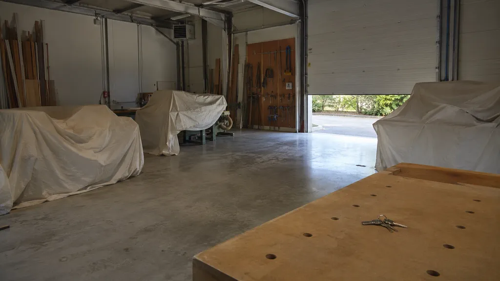 Atelier artisanal rangé en fin de journée à Évry-Courcouronnes