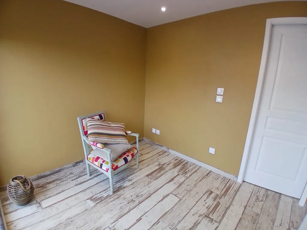 Aménagement complet d'un ancien garage en une pièce de vie