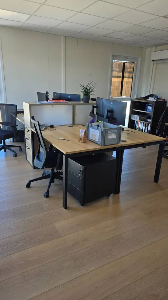 Bureaux partagés ASTRO avec fauteuils pivotants ergonomiques