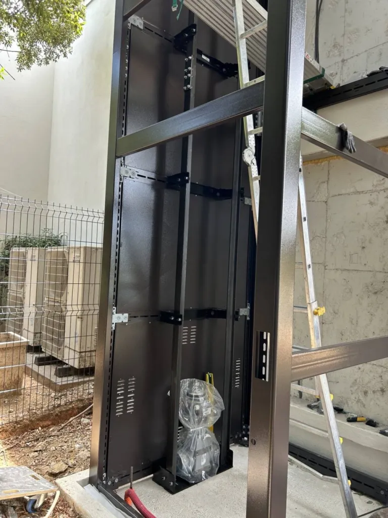 Le pas à pas 2 = ajout des organes de securité et motorisation lors de l'installation d'un élévateur VIMEC ARIA en pylône dans le Golfe de Saint Tropez