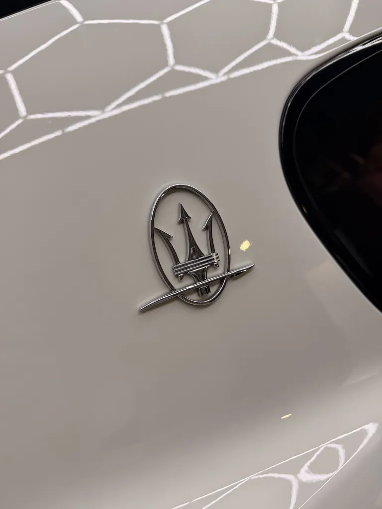 Polissage carrosserie 3 étapes pour une correction complète des défauts du vernis sur Maserati GranTurismo proche d'Ozoir-la-Ferrière