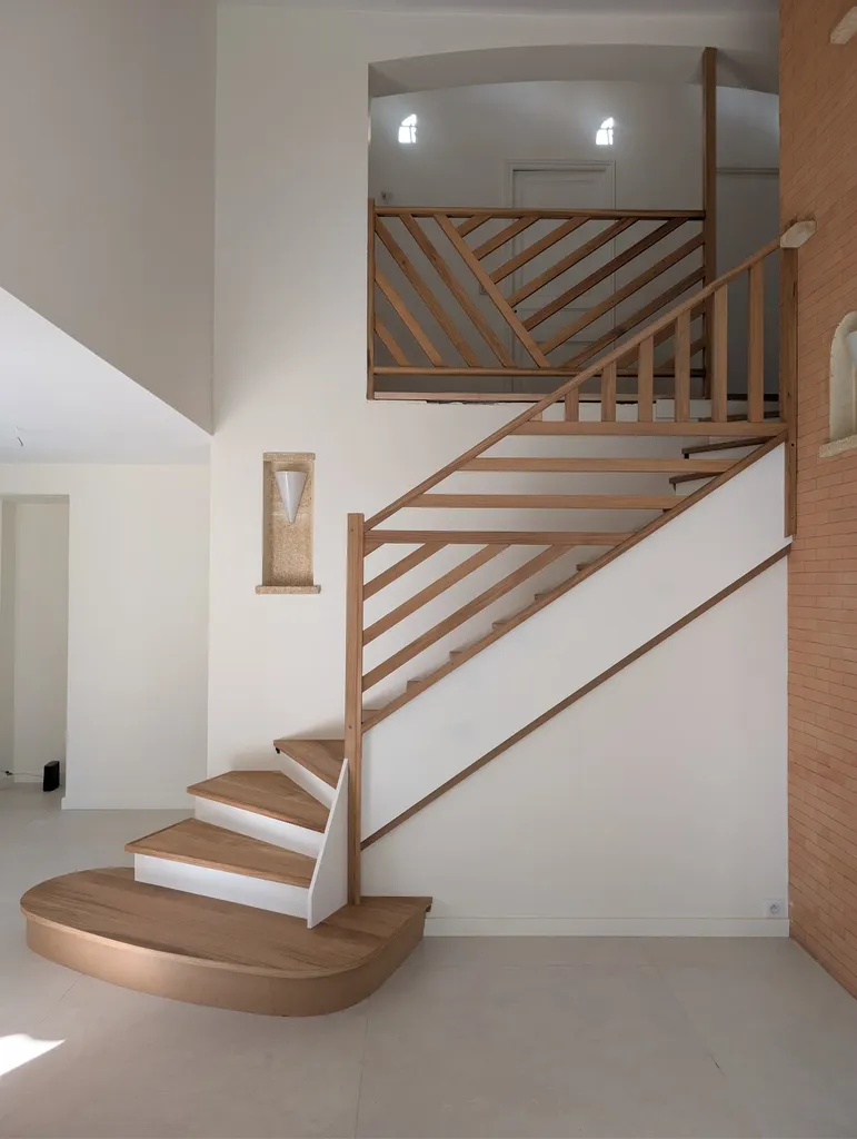Escalier bois massif sur mesure Lauragais, fabrication artisanale et installation personnalisée