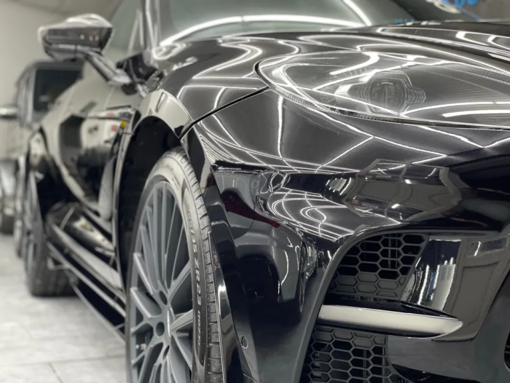 Traitement céramique Aston-Martin DBX 707 neuf pour la concession Aston Martin à Cannes