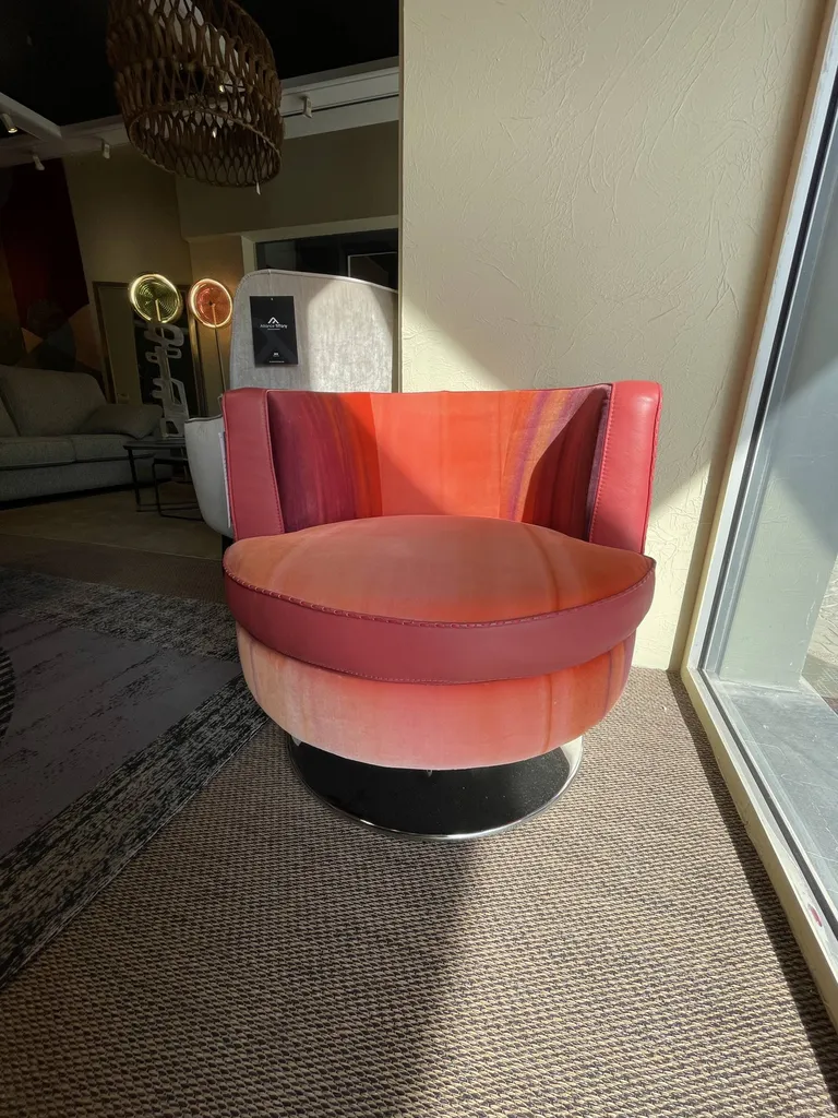 Fauteuil rouge pivotant en cuir et tissu