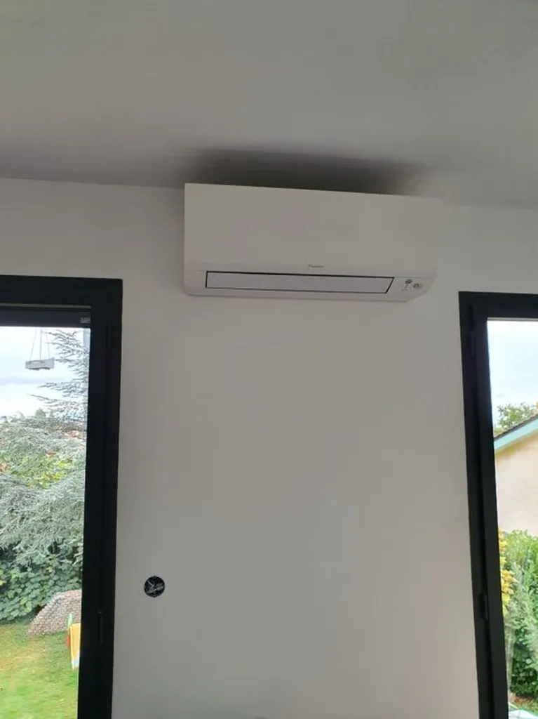 Installation de climatisation réversible Daikin murale économe près de Jonage pour plusieurs pièces d'une maison
