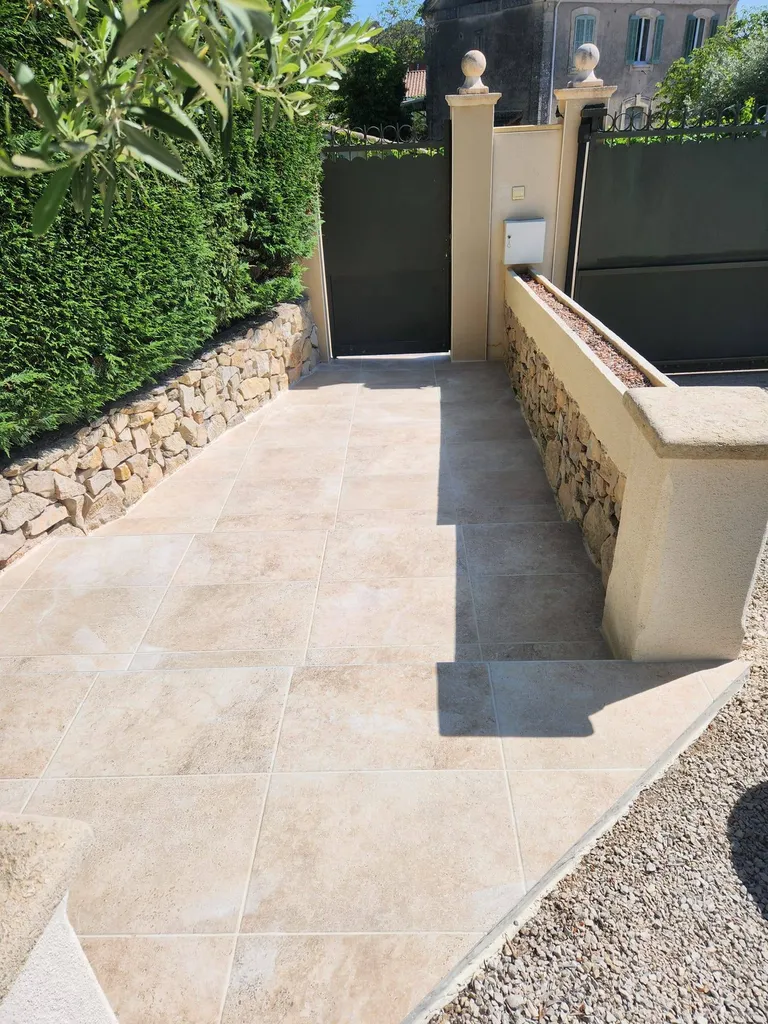 DALLAGES EXTERIEURS EN CARRELAGE EFFET TRAVERTIN / GRES CERAM BEIGE CANTAL SAVOIA FINITION R11 AU FORMAT 60*40*0.90CM