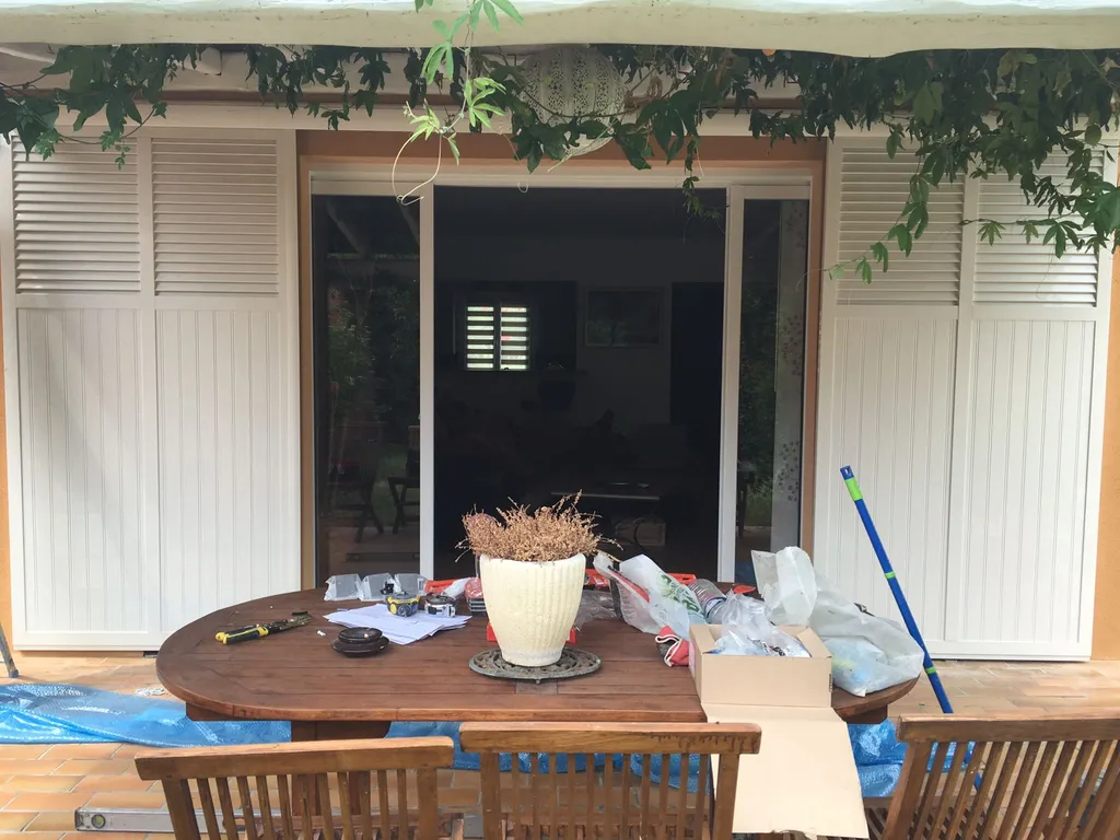 Photo APRES la pose de la baie vitrée et du volet coulissant en vue de l'extérieur à MARIGNANE