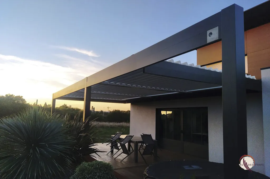 Pergola bioclimatique aluminium avec lames orientables à Ajaccio
