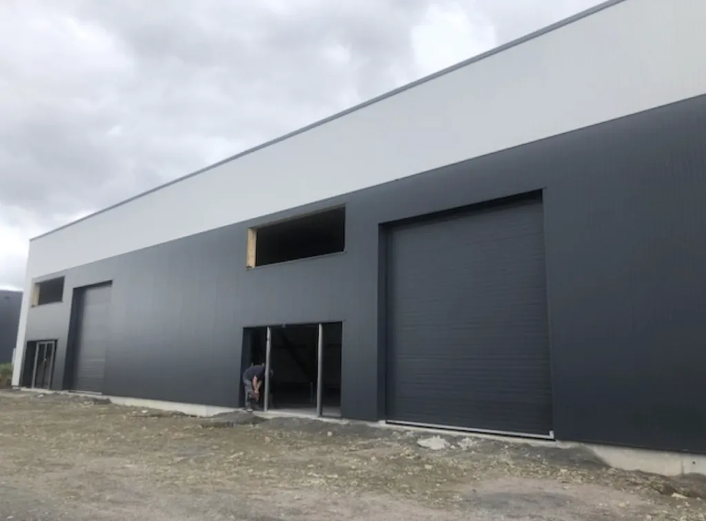 FORMIGNY - Locaux d'activités de 636 m² divisibles