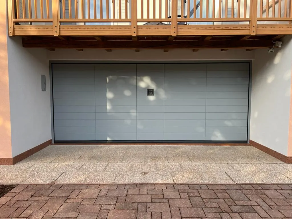 Portes de garage basculantes Silvelox Secur et Secur Plus en Corse-du-Sud : contrepoids auto-releveur breveté, sans rails au plafond, bois Okoumé et certification anti-effraction classe 3 pour exigences les plus élevées