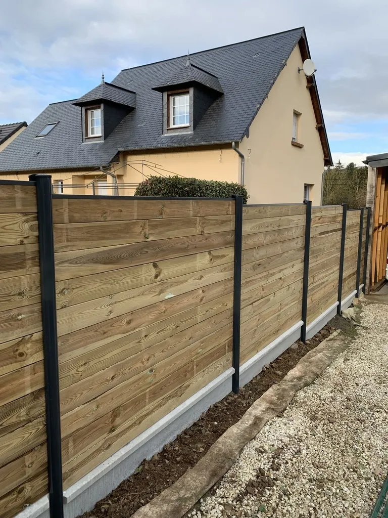 Pose de Clôture mixte béton et Bois Traité sur dalle de Soubassement en Béton à Rouen en Seine-Maritime 76