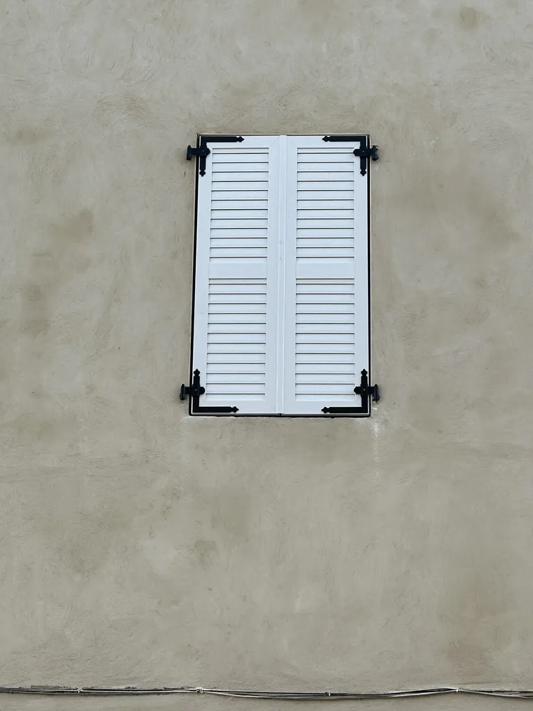 Volets et façade remis à neuf après ravalement pour une maison modernisée à Belleville-en-Beaujolais